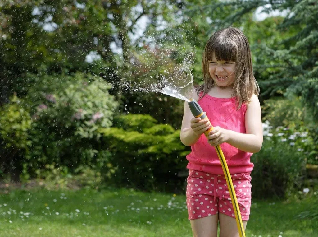 Hozelock Gartenspritze Plus mit Wasserstopp Gießpistole